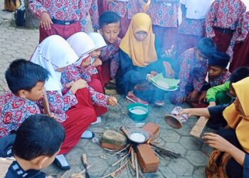 Merawat Tradisi, Siswa SDN 53 Banda Aceh Gelar Kenduri Apam
