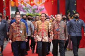 Presiden Joko Widodo Beli Sepatu Kets Tenun Bali