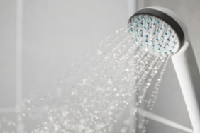 Shower di Kamar Mandi Berkerak, Hilangkan dengan Disinfektan Alami Berikut Ini