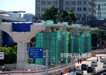 Proyek Dengan Biaya Sukuk. Pengerjaan proyek LRT di kawasan Cawang, Jakarta, Senin (25/12).