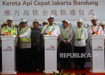 Menko Bidang Kemaritiman dan Investasi Luhut Binsar Pandjaitan (tengah) bersama tamu VIP meresmikan penyelesaian pemasangan rel Kereta Api Cepat Jakarta Bandung (KCJB) di Stasiun Halim, Jakarta , Jumat (31/3/2023). Pemasangan rel Kereta Cepat Jakarta Bandung (KCJB) telah rampung, Total sebanyak 304 Km rel telah terpasang yang meliputi jalur ganda seluruh trase KCJB sejauh 142,3 Km, rel di 4 stasiun dan depo Tegalluar. Dengan sudah tersambungnya seluru Jalur KCJB akan membantu percepatan penyelesaian proyek yang sudah memasuki tahap akhir.