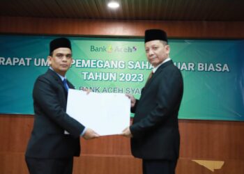 Direktur Utama Bank Aceh Syariah, Muhammad Syah setelah dilantik oleh Pj Gubernur Aceh, Achmad Marzuki di Aula Serbaguna Kantor Gubernur Aceh, 9 Maret 2023. FOTO/Dok. BAS