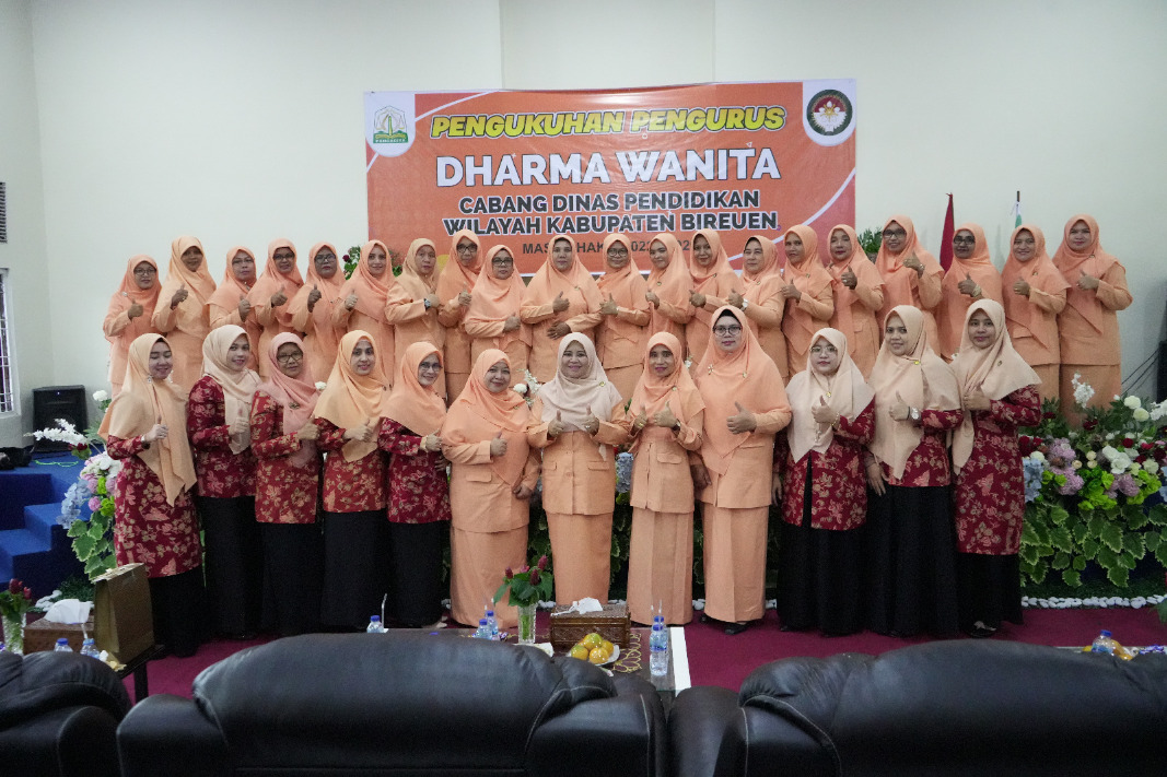 Foto Bersama Ketua Dharma Wanita Persatuan (DWP) Dinas Pendidikan Aceh Malawani Alhudri bersama Cabang DWP Cabang Disdik Bireuen. FOTO/Dok. Disdik Aceh