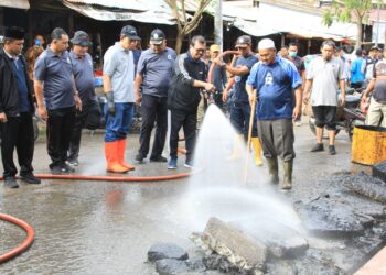 Penjabat (Pj) Bupati Aceh Utara Azwardi, AP dengan melibatkan para pejabat dan ASN, honorer serta tenaga kontrak Aceh Utara pada Jumat, (3 /3/ 2023) bergotong royong di Pasar Terpadu Kota Lhoksukon. FOTO/HAI/Azhari