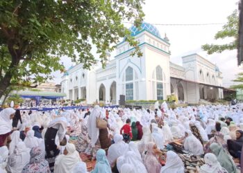 Tadzikratul Ummah (TU) bersama Pemerintah Kabupaten Aceh Utara menggelar kegiatan Safari Subuh dan Zikir Akbar se-Aceh di Mesjid Agung Baiturrahim Lhoksukon Aceh Utara, Minggu (5/3/2023). FOTO/HAI/Net