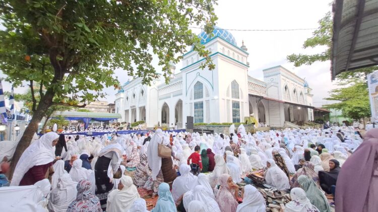 Tadzikratul Ummah (TU) bersama Pemerintah Kabupaten Aceh Utara menggelar kegiatan Safari Subuh dan Zikir Akbar se-Aceh di Mesjid Agung Baiturrahim Lhoksukon Aceh Utara, Minggu (5/3/2023). FOTO/HAI/Net