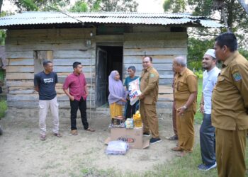 Sekda Aceh Jaya Kunjungi Rumah Nek Siti Hawa, Janji Bangun Rumah Layak Huni