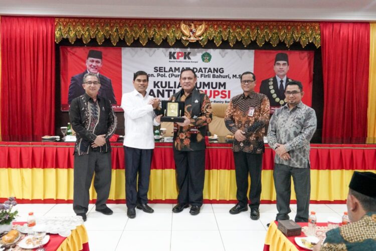 Ketua Komisi Pemberantasan Korupsi (KPK) Komjen Pol. (Purn) Firli Bahuri MSi memberikan kuliah umum sekaligus bersilaturrahmi dengan sivitas akademika UIN Ar-Raniry Banda Aceh di Aula gedung Pascasarjana kampus tersebut, Rabu (15/3/2023). FOTO/Dok. UIN Ar-Raniry