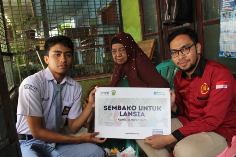 Osis SMA Pertiwi-BMM Sumut Kolaborasi Bantu Lansia Dhuafa