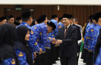 Rektor Serahkan SK kepada 91 ASN USK