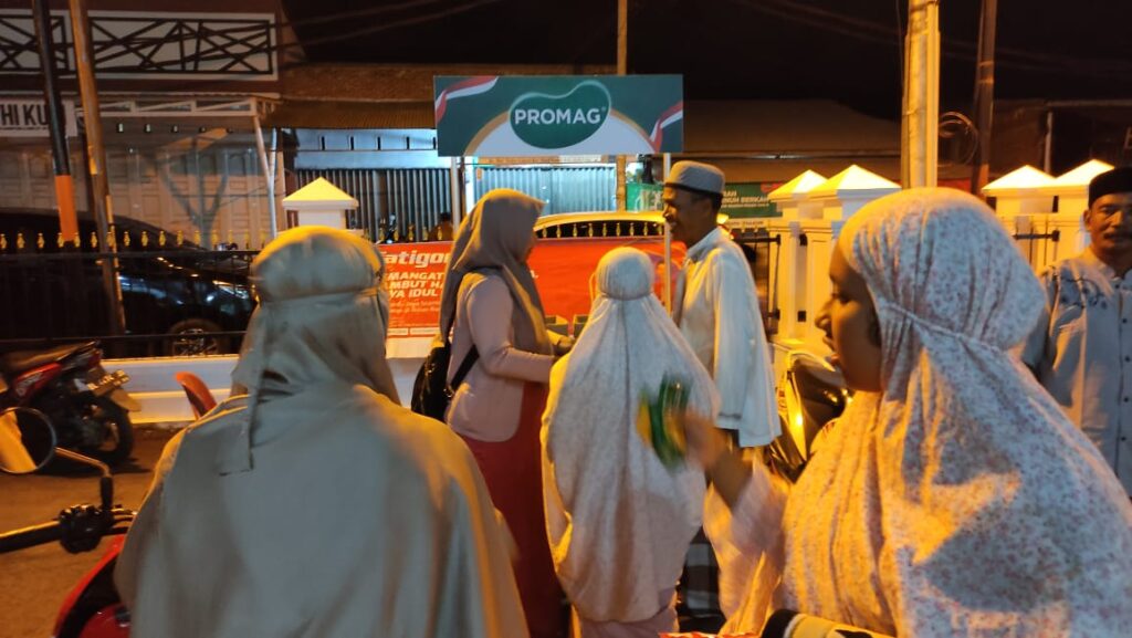 Kegiatan Sosial PT. Saka Farma Laboratories di 20 Titik Masjid di Banda Aceh dan Aceh Besar. Jamaah sholat Isya dan Tarawih menerima tablet Promag secara gratis di Masjid Oman Al-Makmur, Senin (26/3/2023). FOTO/Dok. PT. Saka Farma Laboratories