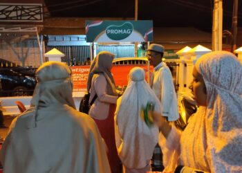 Kegiatan Sosial PT. Saka Farma Laboratories di 20 Titik Masjid di Banda Aceh dan Aceh Besar. Jamaah sholat Isya dan Tarawih menerima tablet Promag secara gratis di Masjid Oman Al-Makmur, Senin (26/3/2023). FOTO/Dok. PT. Saka Farma Laboratories