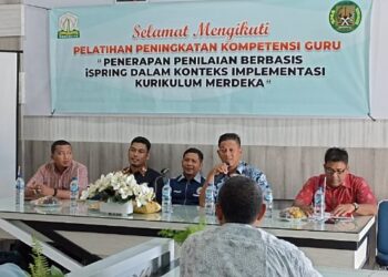 Kepala Bidang GTK, Muksalmina SPd MSi, saat membuka pelatihan guru di SMAN 10 Fajar Harapan (Farhan) Banda Aceh yang berlangsung pada Kamis dan berakhir pada Jumat (3/3/2023). FOTO/Dok. Disdik Aceh