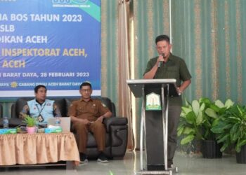 Kepala Bidang Guru dan Tenaga Kependidikan (GTK) Muksalmina, S.Pd., M.Si saat menutup Sosialisasi Tertib Pengelolaan Dana BOS Tahun 2023 di Aula Cabang Dinas Kabupaten Aceh Barat Daya (Abdya) pada Selasa (28/3/2023). FOTO/Dok. Disdik Aceh