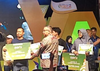 Kepala SMKN 1 Jeunieb Juara Satu Lomba Menulis Aceh UMKM Expo II 2023. FOTO/Dok.Disdik Aceh