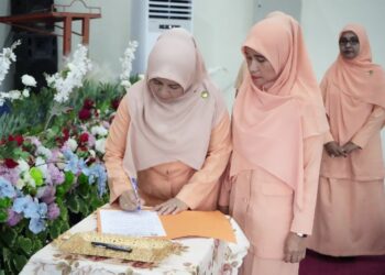 Ketua Dharma Wanita Persatuan (DWP) Dinas Pendidikan Aceh Malawani Alhudri mengukuhkan ketua beserta pengurus DWP Cabang Dinas Pendidikan Wilayah Kabupaten Bireuen masa bakti tahun 2022 sampai 2026, Jumat, 3-3-2023 di Aula setempat. FOTO/Dok. Disdik Aceh
