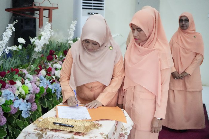 Ketua Dharma Wanita Persatuan (DWP) Dinas Pendidikan Aceh Malawani Alhudri mengukuhkan ketua beserta pengurus DWP Cabang Dinas Pendidikan Wilayah Kabupaten Bireuen masa bakti tahun 2022 sampai 2026, Jumat, 3-3-2023 di Aula setempat. FOTO/Dok. Disdik Aceh