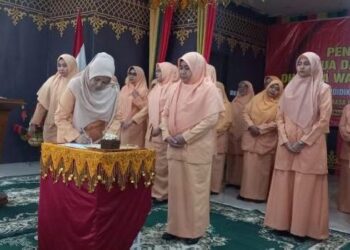 Ketua Dharma Wanita Persatuan (DWP) Dinas Pendidikan Aceh Malawani Alhudri mengukuhkan ketua beserta pengurus DWP Cabang Dinas Pendidikan Wilayah Kota Lhokseumawe masa bakti tahun 2022 sampai 2026, Jumat, 3-3-2023 di aula kantor cabang dinas setempat. FOTO/Dok. Disdik Aceh