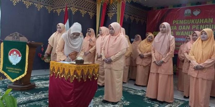 Ketua Dharma Wanita Persatuan (DWP) Dinas Pendidikan Aceh Malawani Alhudri mengukuhkan ketua beserta pengurus DWP Cabang Dinas Pendidikan Wilayah Kota Lhokseumawe masa bakti tahun 2022 sampai 2026, Jumat, 3-3-2023 di aula kantor cabang dinas setempat. FOTO/Dok. Disdik Aceh
