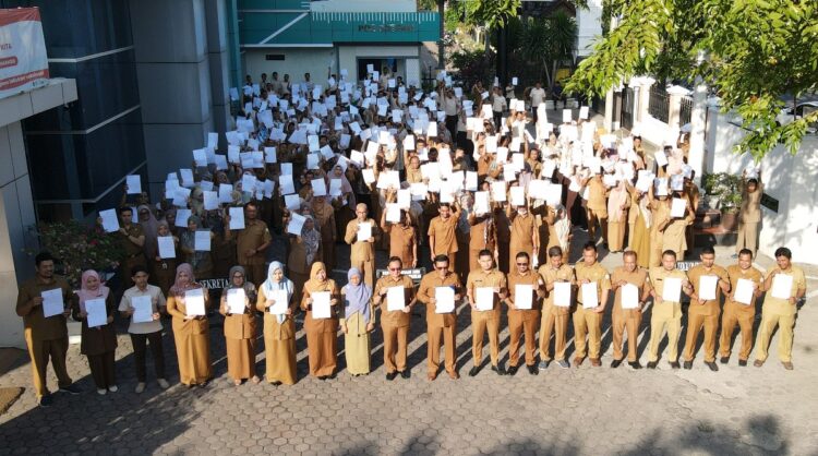 Ikrar dan penandatanganan Netralitas menjelang Pemilu 2024 secara simbolis itu berlangsung dalam apel pagi rutin yang dipimpin langsung Kepala Dinas Pendidikan Aceh, Drs. Alhudri, MM, Senin, 6 Maret 2023. FOTO/Dok. Disdik Aceh