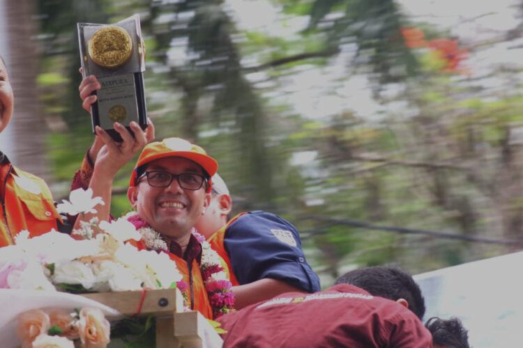 Bakri Siddiq Pamer Piala Adipura, Diarak Keliling Banda Aceh