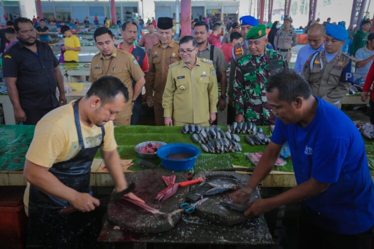 Bakri Siddiq Boyong Kepala Dinas Berbelanja di Pasar Al-Mahirah
