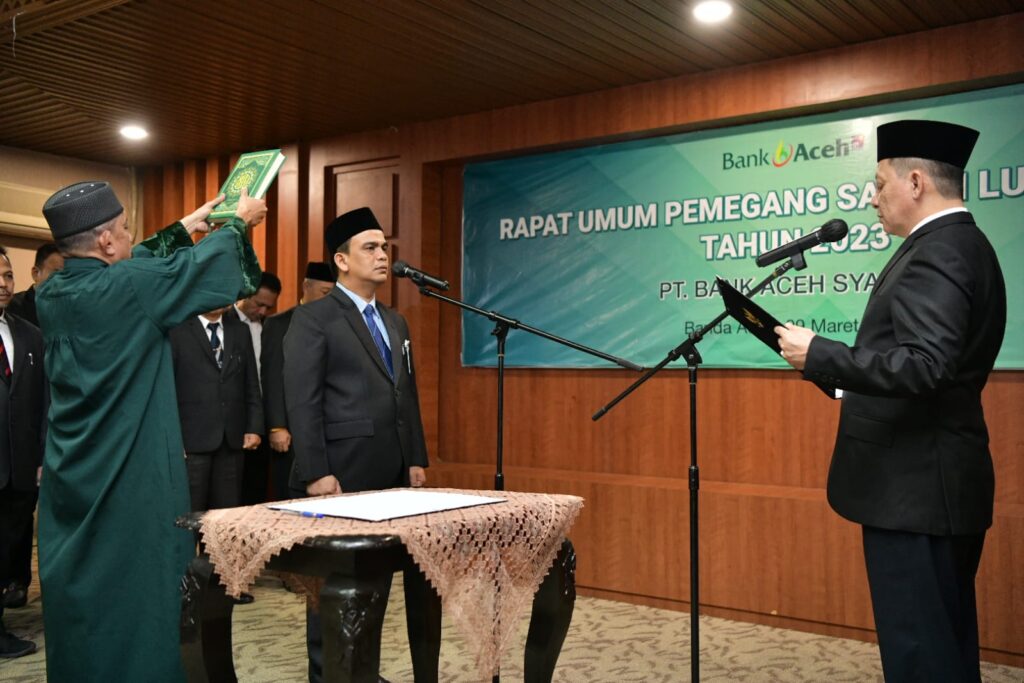 Penjabat (Pj) Gubernur Aceh, Achmad Marzuki, selaku Pemegang Saham Pengendali (PSP) PT Bank Aceh Syariah (BAS), melantik dan mengambik sumpah Muhammad Syah, sebagai Direktur Utama (Dirut) PT BAS periode 2023-2027. FOTO/Net