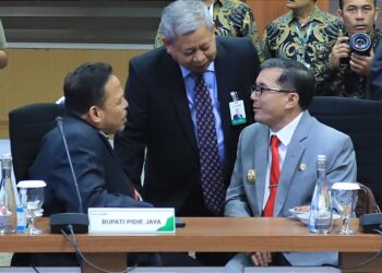 Pj Wali Kota Banda Aceh, Bakri Siddiq saat berbincang-bincang dengan Pj Bupati Pidie Jaya dan Direktur Operasional Bank Aceh Syariah, Lazuardi. FOTO/Net