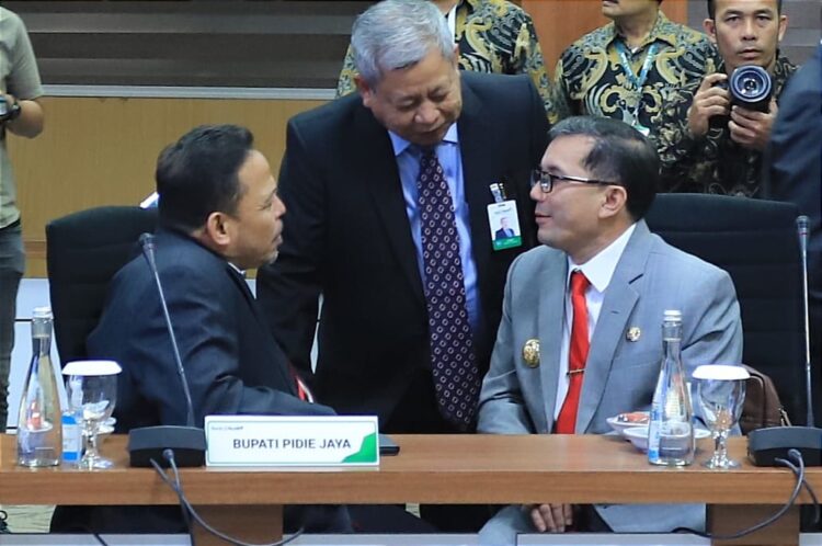Pj Wali Kota Banda Aceh, Bakri Siddiq saat berbincang-bincang dengan Pj Bupati Pidie Jaya dan Direktur Operasional Bank Aceh Syariah, Lazuardi. FOTO/Net