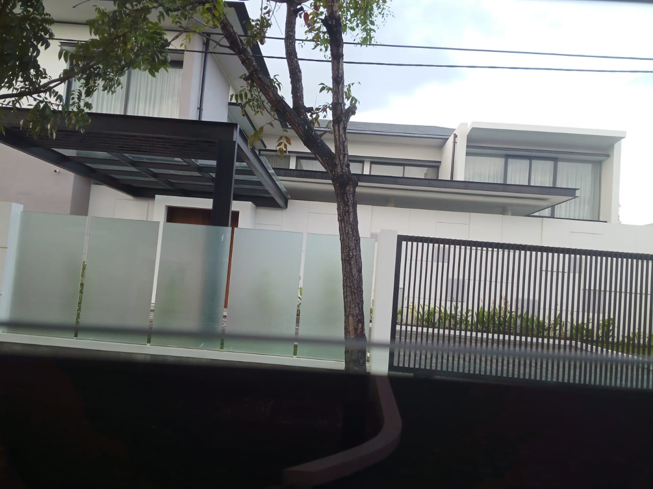 Rumah Mewah di Kawasan Lampineung yang diduga milik Gubernur Nova Iriansyah. Sertifikat tanah atas nama Alaidin Abu Abas yang merupakan anggota DPR Aceh dapil Aceh Tengah dari Fraksi Partai Demokrat. Nova Iriansyah saat menjabat sebagai Gubernur Aceh juga menjabat sebagai Ketua DPD Partai Demokrat Provinsi Aceh. FOTO/Dok. HAI