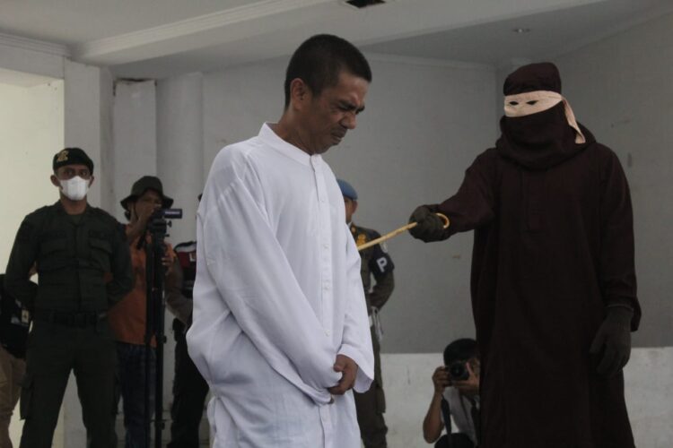 Dua Orang Pelaku Jarimah Ikhtilat Dicambuk 22 Kali