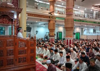 Bakri Siddiq Isi Tausiah Tarawih Malam Pertama di Masjid Oman