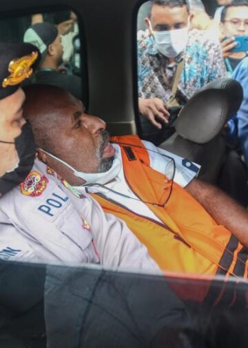 Gubernur Papua nonaktif Lukas Enembe (tengah) berada di dalam mobil tahanan di Gedung Merah Putih KPK. KPK sebut Lukas Enembe sempat mogok minum obat meski hanya dua hari.