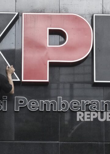 Pekerja membersihkan logo Komisi Pemberantasan Korupsi di gedung KPK, Jakarta Selatan, Senin (5/2). FOTO/Republika