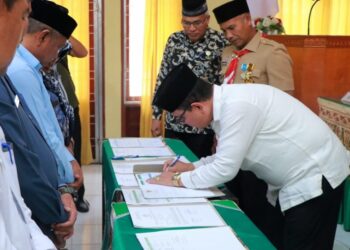 Pj Bupati Aceh Barat sedang teken PK, FOTO/ist