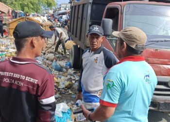 Sambut Ramadhan, Kesbangpol Aceh Barat Bersih Sampah di Pasar Aceh