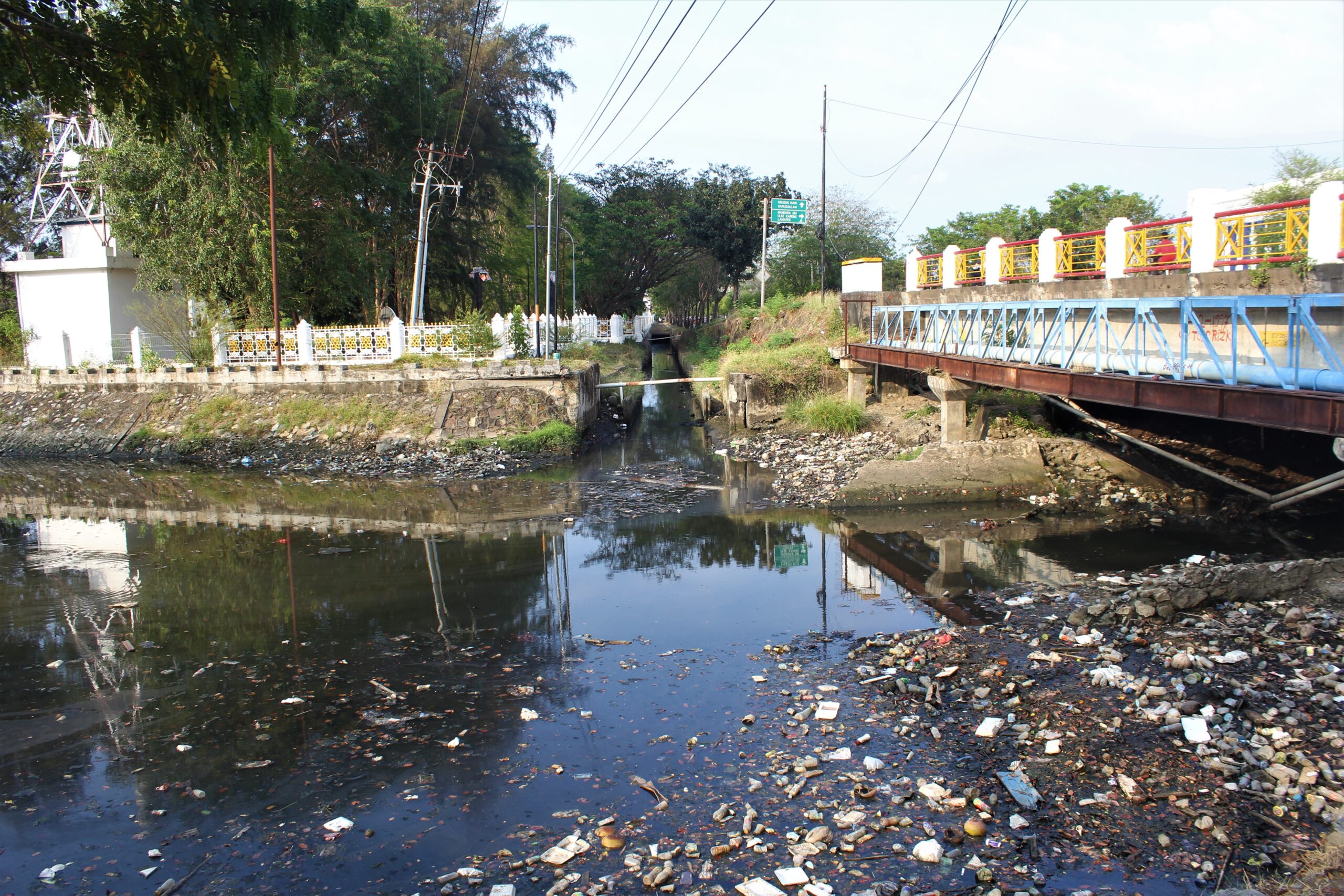 Sampah menumpuk di pinggiran sungai Lampriet yang berbatasan langsung dengan bangunan pagar Kantor Gubernur Aceh, Banda Aceh, Senin 10/4/2023. FOTO/Lensakita.com/Mardili