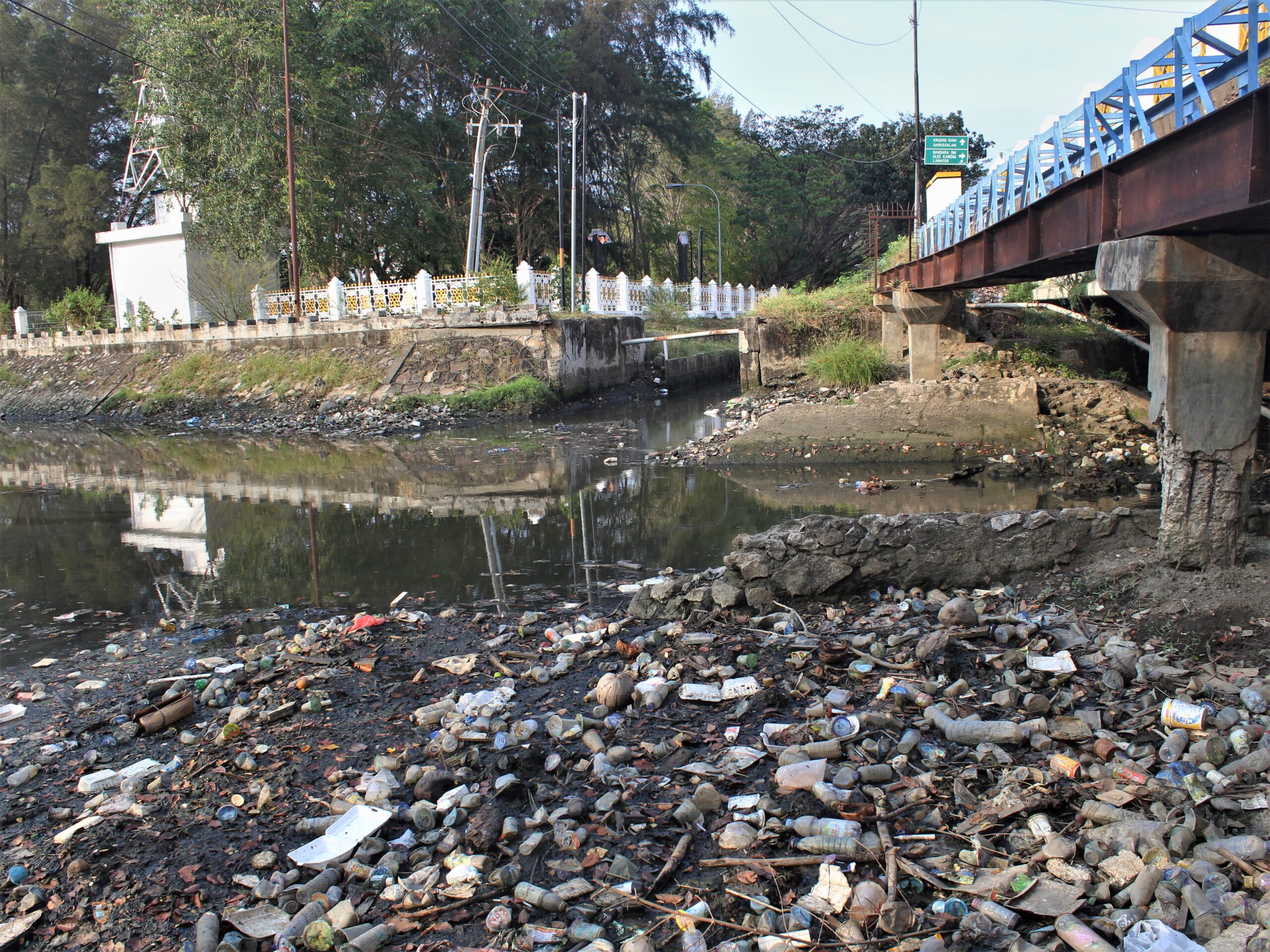 Sampah plastik hiasi sungai Lampriet yang berada di samping Kantor Gubernur Aceh, Banda Aceh, Senin 10/4/2023. FOTO/Lensakita.com/Mardili