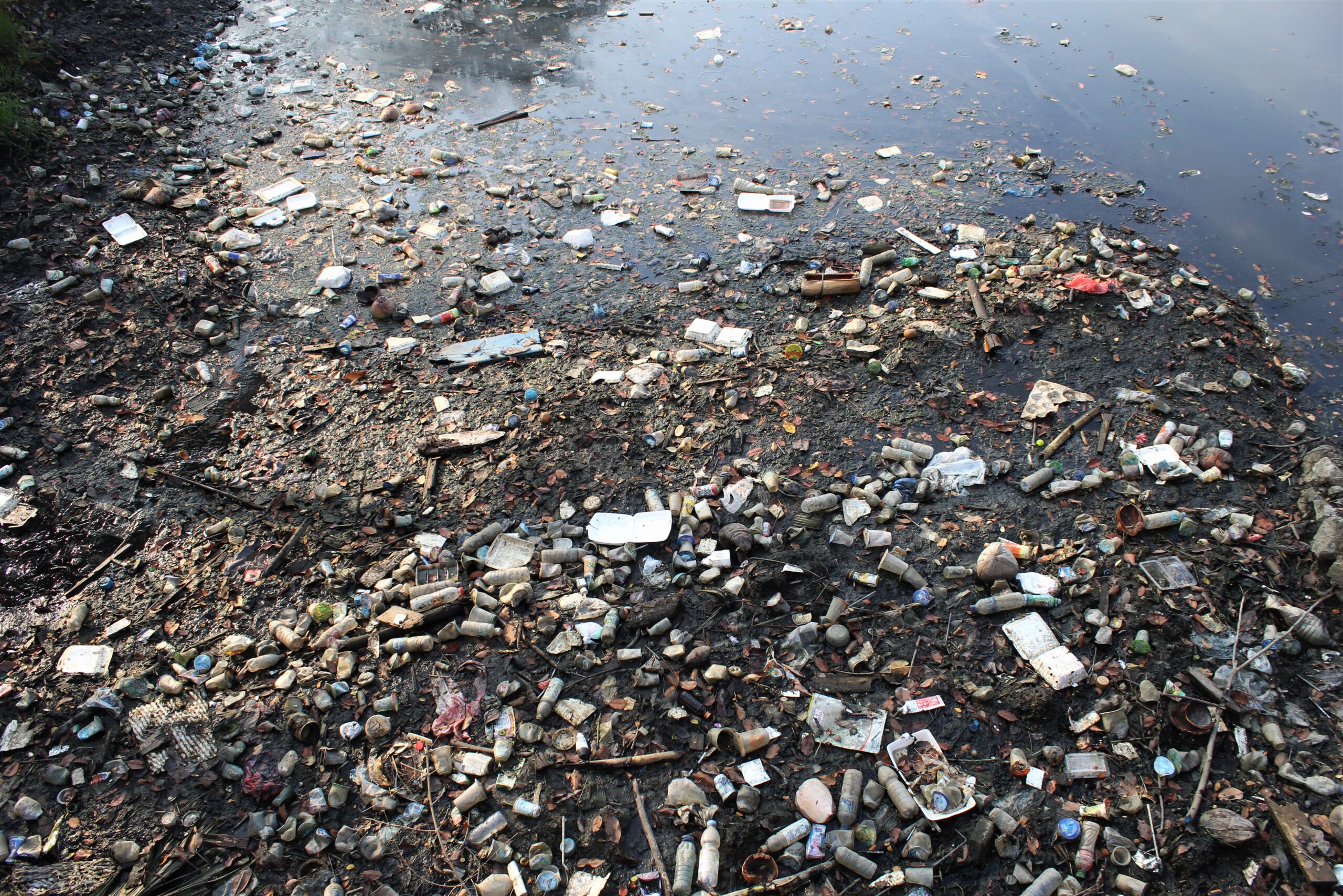Sampah plastik penuhi sungai Lampriet, sungai mulai mengering pasca kemarau, Banda Aceh, Senin 10/4/2023. FOTO/Lensakita.com/Mardili