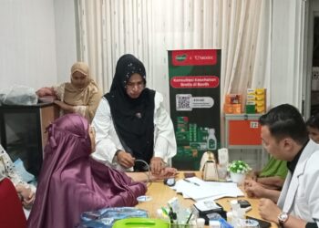 Dokter dan Tenaga medis sedang melakukan pengecekan terhadap Jamaah Sholat Taraweh dan Witir di Bulan Ramadhan 1444 Hijriah. FOTO/Dok. PT. Saka Farma Laboratories