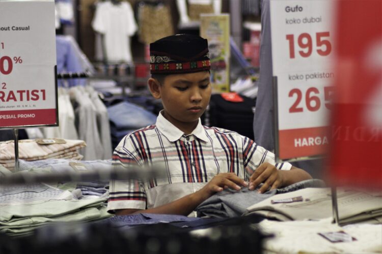 FOTO: Cerianya Anak Panti RSAN Belanja Baju Lebaran