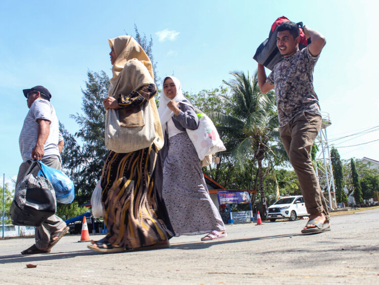 Sejumlah penumpang memasuki kapal ferry yang akan berangkat dari pelabuhan Ulee Lheue Banda Aceh menuju pulau Sabang, Senin (17/4/2023). FOTO/Lensakita/Mardili