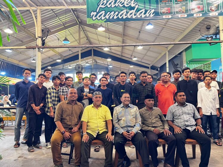Foto bersama Anggota DPD RI, Abdullah Puteh bersama Owner New Normal Coffee dan Resto serta tokoh muda dan mahassiwa di Banda Aceh, Senin (3/4/2023). FOTO/HAI/Istimewa