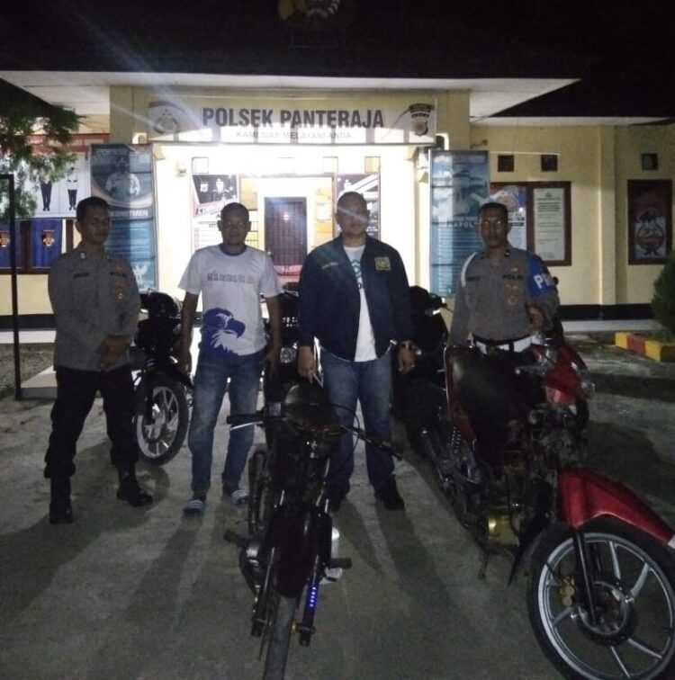 Kapolsek Panteraja Ipda Edi Zulkarnein bersama Tim Opsnal mengamankan enam unit sepeda motor balap liar di Polsek Panteraja, Kabupaten Pidie Jaya pada Kamis dini hari (6/4/2023). FOTO/Dok. Polsek Panteraja