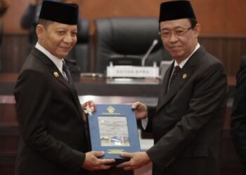 Penjabat Gubernur Aceh Achmad Marzuki menerima Laporan Hasil Pemeriksaan Badan Pemeriksa Keuangan (LHP BPK) RI atas laporan keuangan Pemerintah Aceh Tahun Anggaran 2022 yang diserahkan oleh Anggota V Badan Pemeriksa Keuangan Republik Indonesia Ahmadi Noor Supit di Gedung DPRA Aceh. Pemerintah Aceh mendapatkan WTP 8 kali berturut turut. Banda Aceh Kamis, (13/04/2023). FOTO/Dok. Humas Pemerintah Aceh