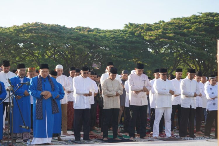 Pandam IM Salat Idul Fitri Bersama Warga di Lapangan Blang Padang