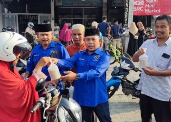 PWI Aceh Barat Bagi-bagi Takjil Kanji Rumbi Ke Pengguna Jalan