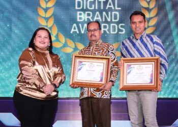 Pemimpin Divisi Sekretariat Perusahaan Bank Aceh, Said Zainal Arifin saat menerima penghargaan, Rabu 12 April 2023 di Jakarta. FOTO/Dok. Bank Aceh Syariah