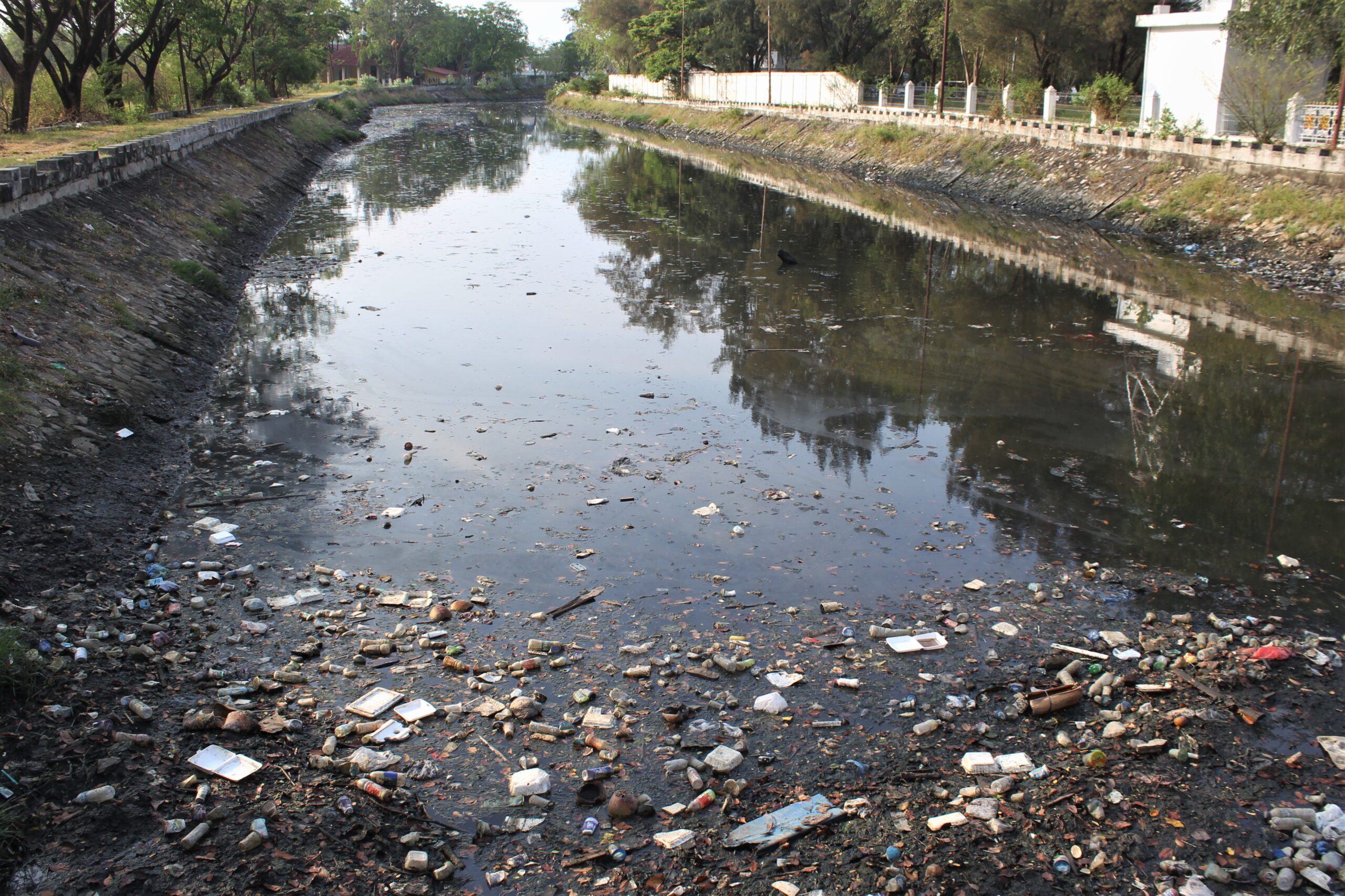 Sampah plastik menumpuk menghiasi sungai di Lampriet, Banda Aceh, Senin (10/4/2023). FOTO/Lensakita.com/Mardili