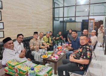 Silaturrahmi Tgk. M. Yunus di Kantor Keuchik Gampong Peunayong, Kuta Alam, Banda Aceh, Rabu (12/4/2023). FOTO/Dok. Istimewa